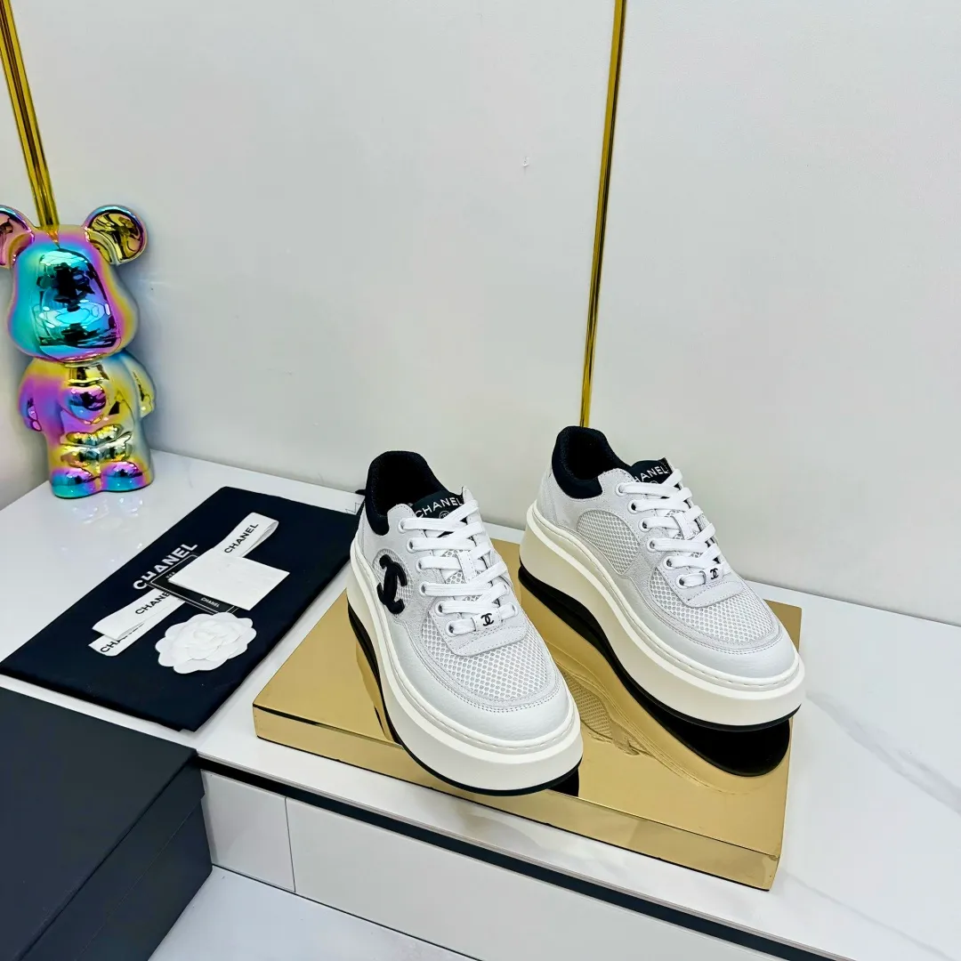 👟👟Ex-factory price 600👟👟 Upgraded version, upgraded version, upgraded version! No rebuttal accepted! ! ! ! Chanel Chanel panda shoes! 2025 counter's top casual sports shoes. This classic design; the upper is electro-embroidered with a variety of techniques; the outsole is fashionable and sporty; the unusual inclusion of a variety of color matching elements... The diversified mix and match is very good-looking and versatile, and can be used for leisure, fashion, sports, and outdoor... ꫛꫀꪝ Go➫ Materials: ❶Upper made of: original imported first-layer silk cowhide + original waterproof cloth + original first-layer cowhide ❷Inner lining: Original Yangli+Net ❸Outsole based on: Original TPU combination outsole Counter boutique packaging complete set for women 35–41 👉 👉 👉 👉 👉